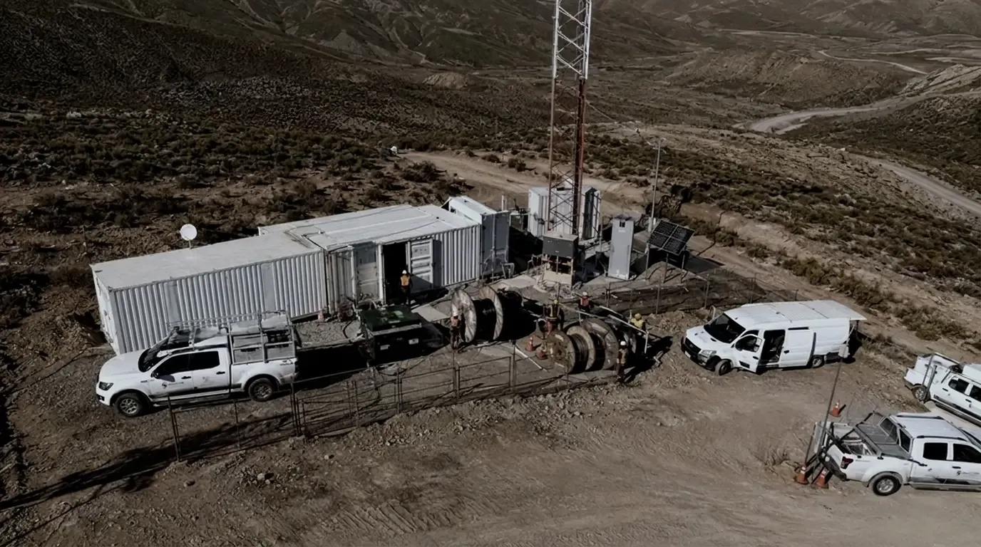 Sitio operativo en montaña con torre y sistema solar